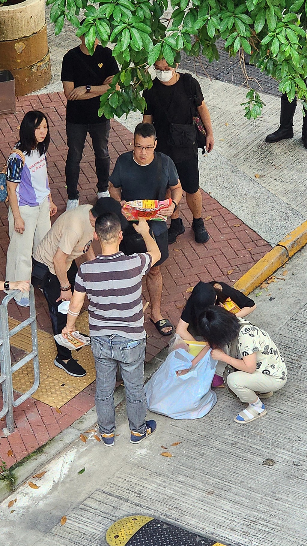 死者家屬在場簡單拜祭。黃文威攝