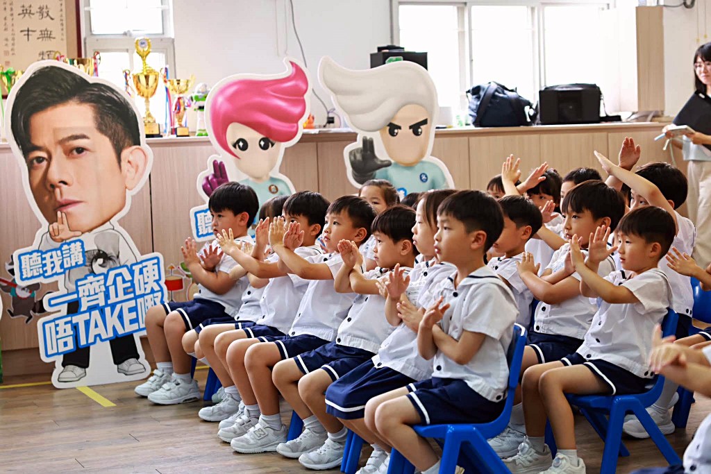 幼稚園學生做出企硬拒絕毒品的手勢。fb:鄧炳強 幼稚園學生做出企硬拒絕毒品的手勢。fb:鄧炳強
