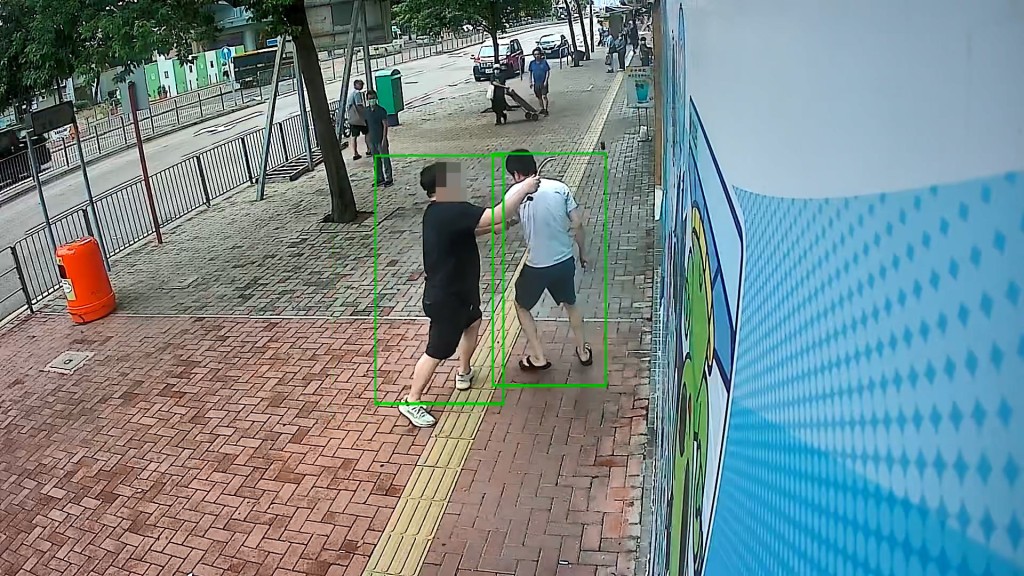 黑衫男用縮骨遮打向白衫男的頭部。網上片段截圖