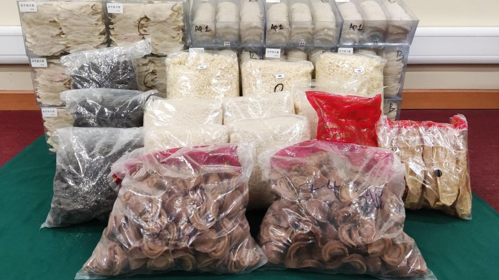 海關落馬洲拘39歲貨車司機 涉走私200萬元鮑魚燕窩等出境。海關圖片