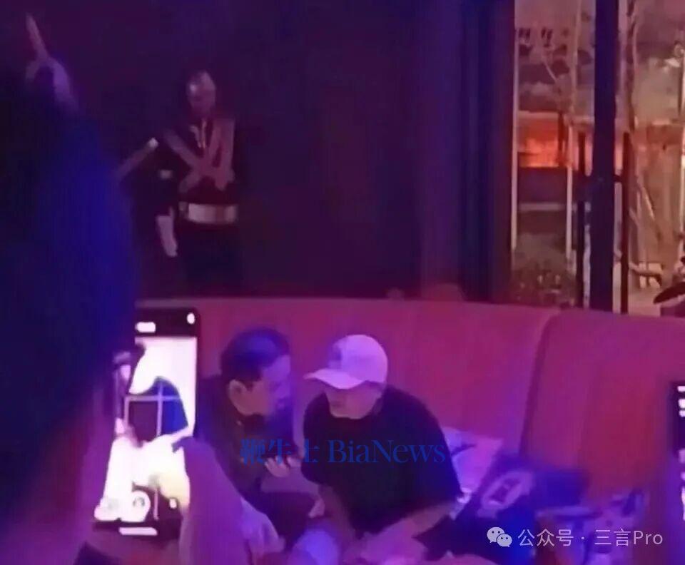 馬雲與邵曉鋒現身總部酒吧。(網上圖片) 馬雲與邵曉鋒現身總部酒吧。(網上圖片)