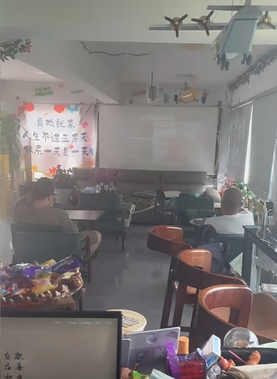 在12號早上,咖啡店老闆終迎來兩位客人。觀起茶咖.看飛機觀景店@小紅書 在12號早上,咖啡店老闆終迎來兩位客人。觀起茶咖.看飛機觀景店@小紅書
