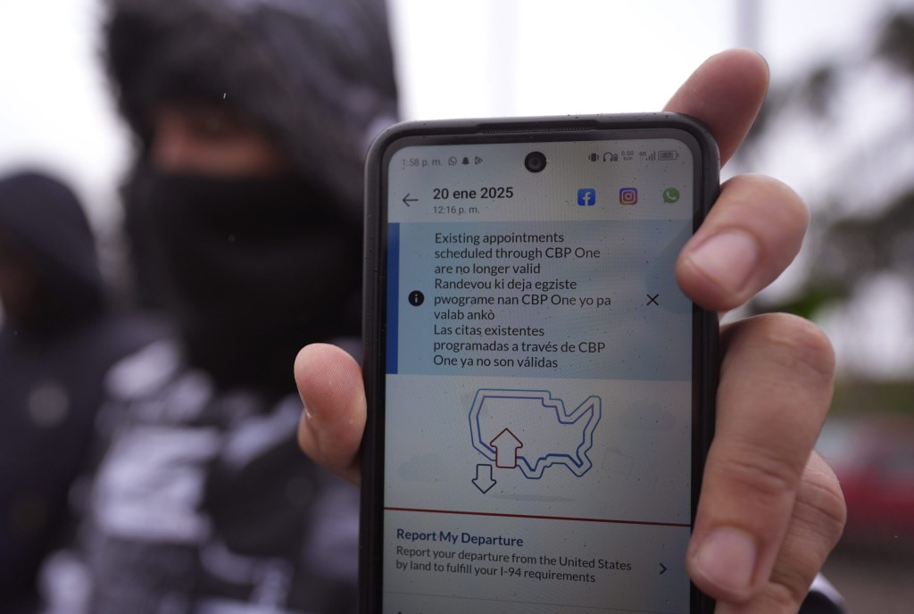 一名寻求庇护的移民展示CBP One应用程式，显示他的预约在特朗普宣誓就职后即被取消。美联社