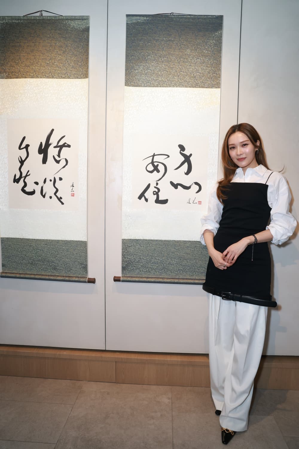 现场展出她的两幅书法作品。