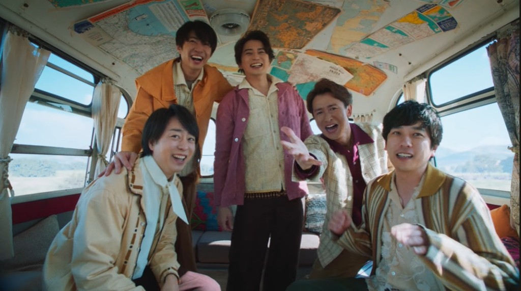 5人在巴士上唱歌玩鬧，盡現團愛。