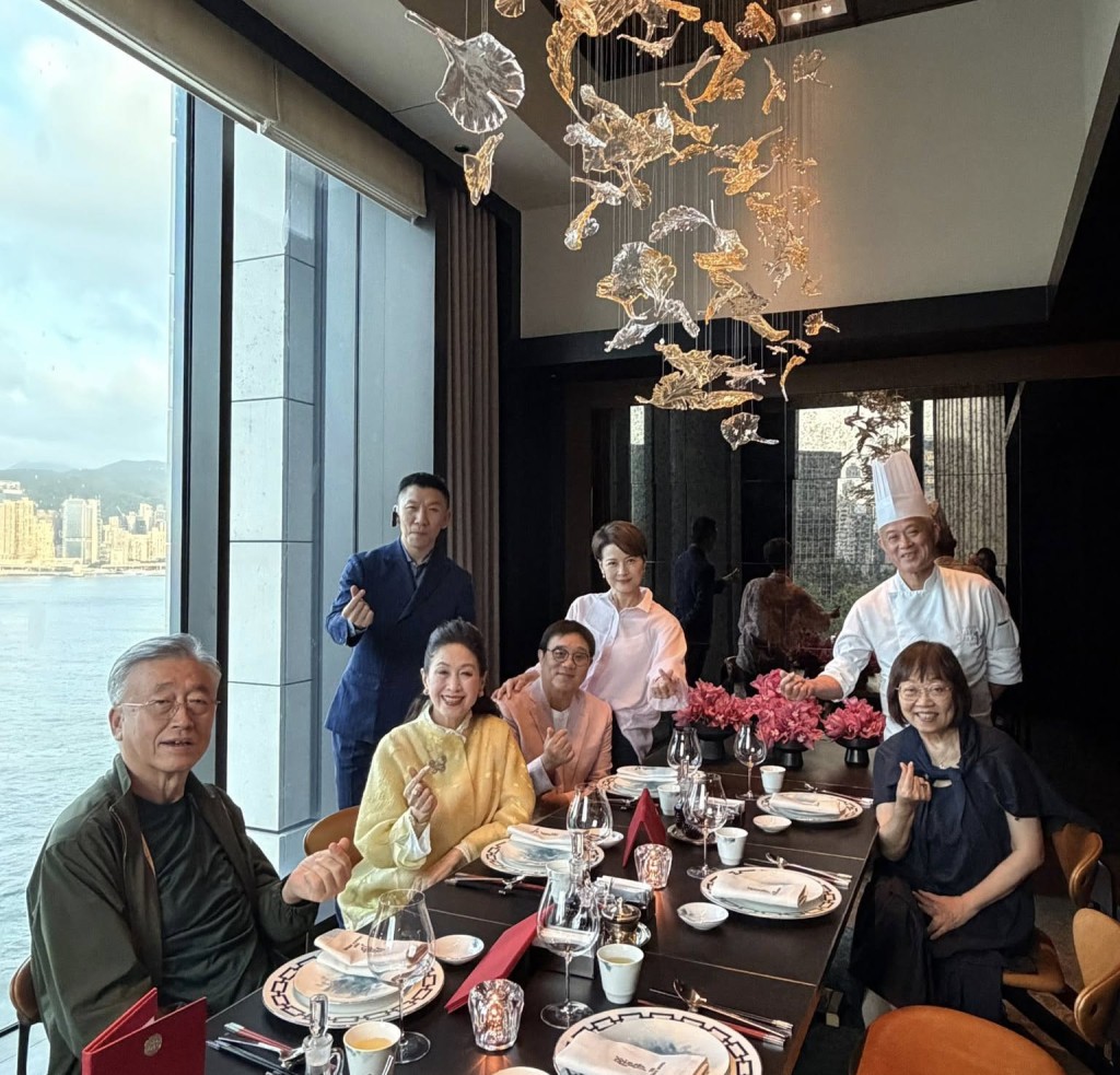 黎燕珊當日穿上粉色襯衫，而男友以搶眼粉紅色西裝外套襯女友。