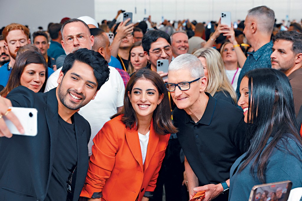 蘋果行政總裁庫克(右二)9月在加州出席產品發布會時，與眾人合照。 