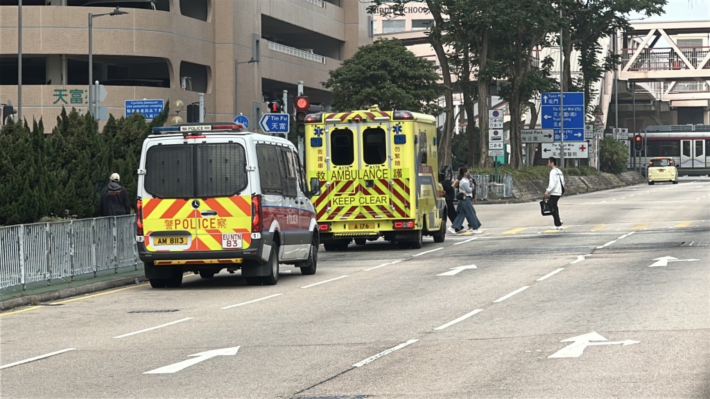 男子由救護車送院檢查。