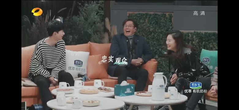 阿倫沒有「被消失」,與其他嘉賓談笑風生。
