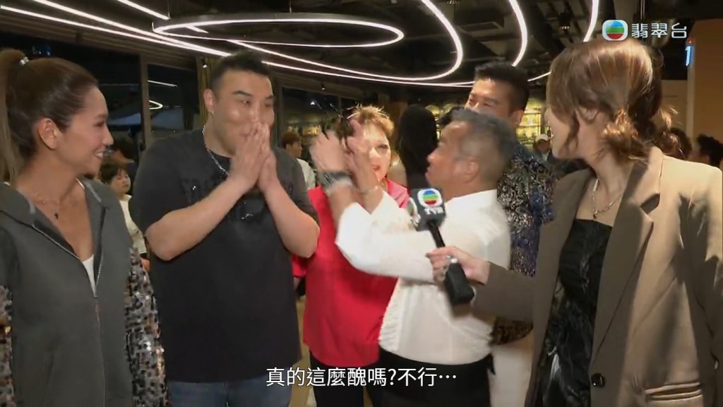 劉洋除眼鏡被曾志偉指醜。 劉洋除眼鏡被曾志偉指醜。