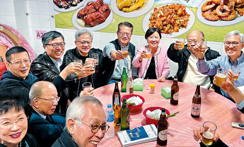 陳茂波(右四)前晚與黃仁勳(右五)、科大校董會主席沈向洋(右六)及科大校長葉玉如(右三)到深水埗著名大排檔「愛文生」聚餐。