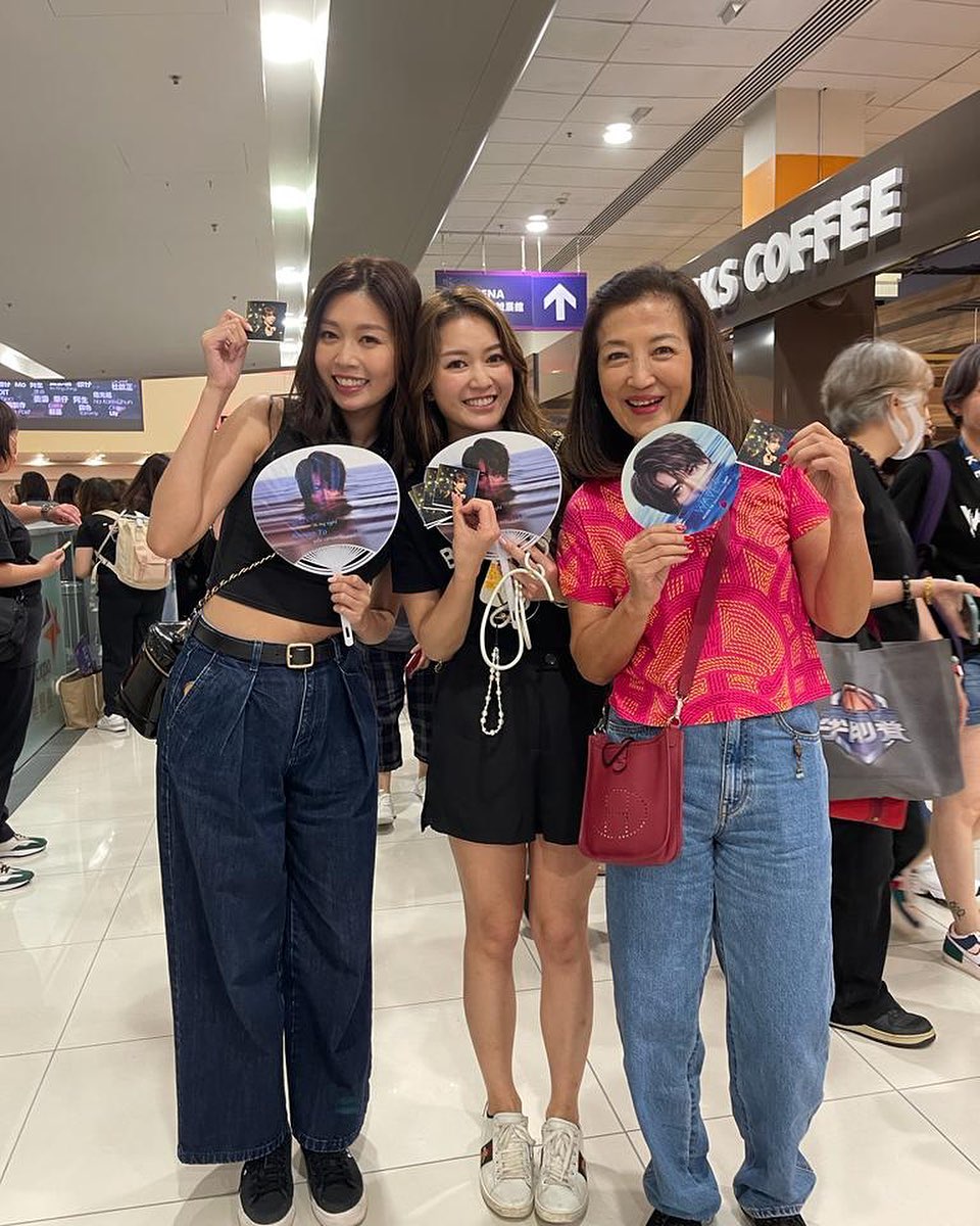 想不到《爱‧回家》三位美女李芷晴、锺晴及马海伦一同看姜涛演唱会。