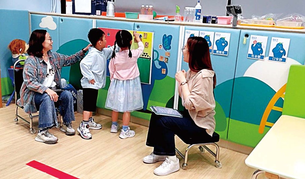 每節《AIRR B仔學堂》設有「情緒打卡」環節，定時邀請兒童在情緒儀表上表達心情。