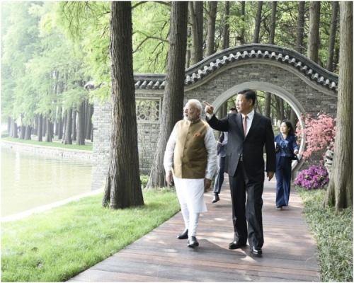 莫迪今早与习近平在东湖散步及品茗。图:莫迪twitter