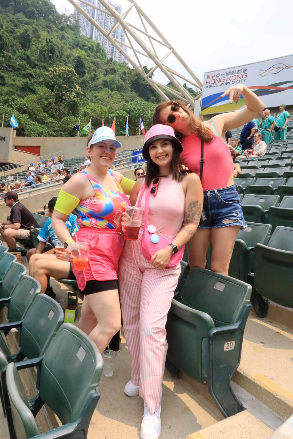  香港國際七人欖球賽周五開鑼，女球迷扮Barbie。 本報體育組攝