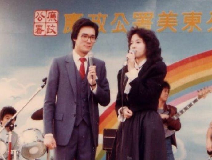 1982年曾與剛出道的梅艷芳出席活動。
