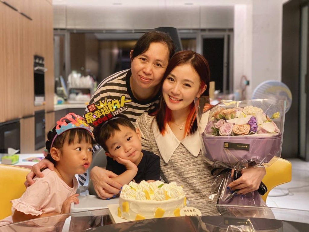 李蘊媽媽攬住個女同啲孫。