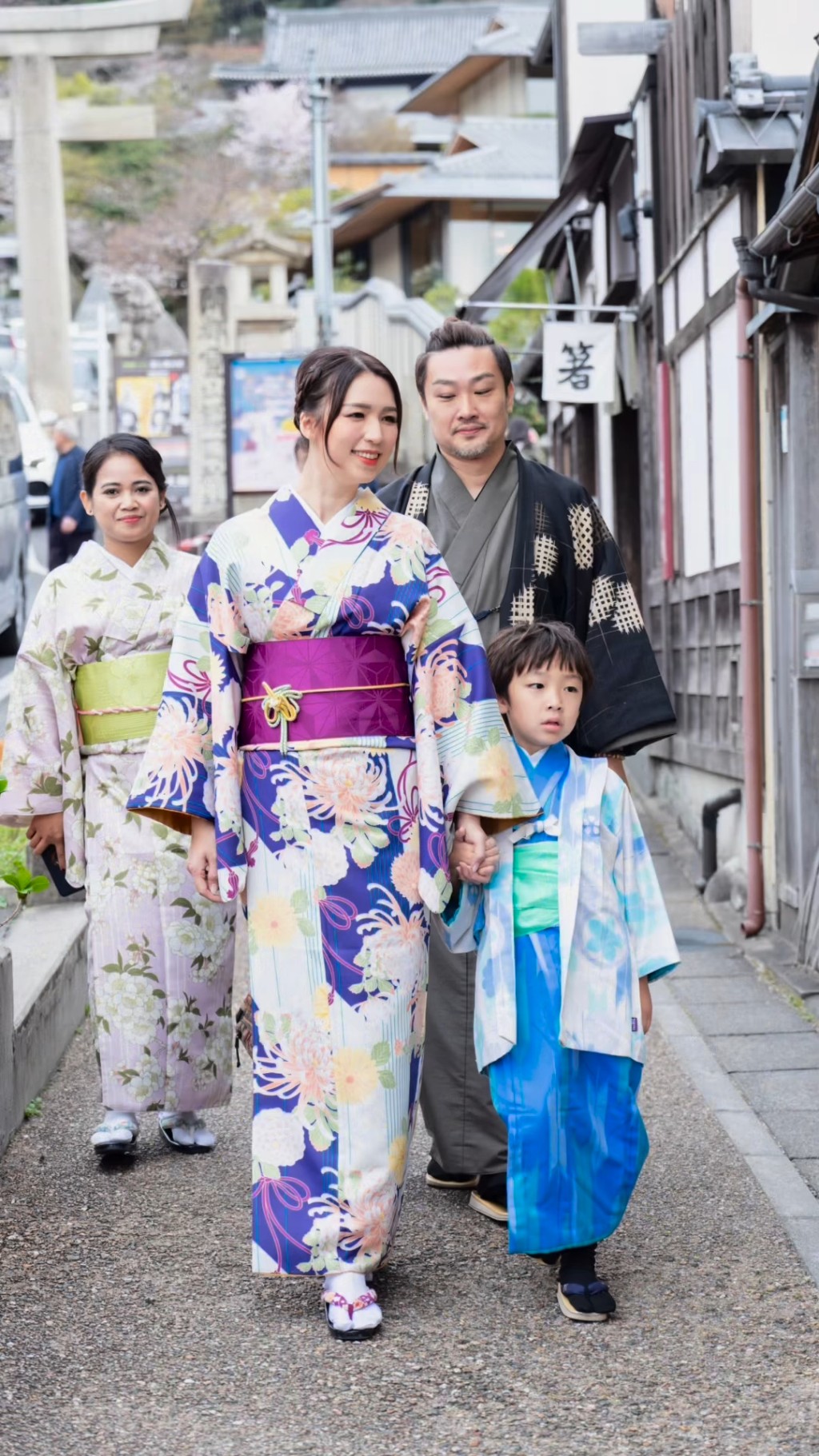 孙慧雪一家去京都影和服全家福，也带同外佣姐姐一起去。