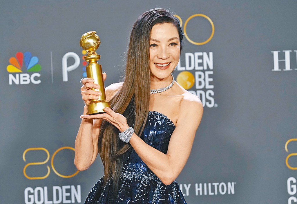 楊紫瓊捧着金球獎表示，「站在這裏是一趟美妙的旅程。」