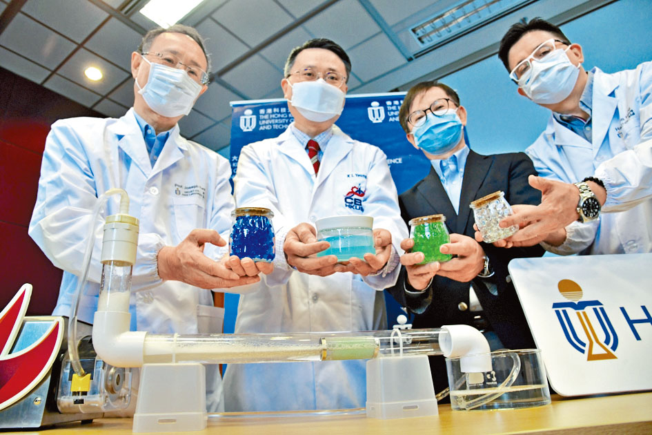 楊經倫(左二)指AMGel水凝膠,可消滅九成九的Omicron變種病毒株,降低病毒傳播風險。