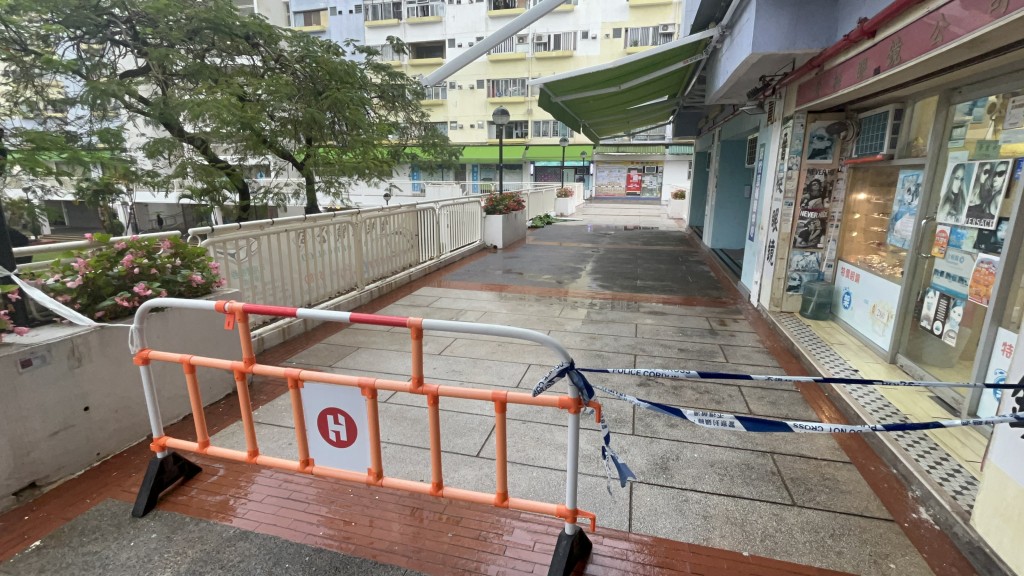 男子堕楼的平台位置未解封。
