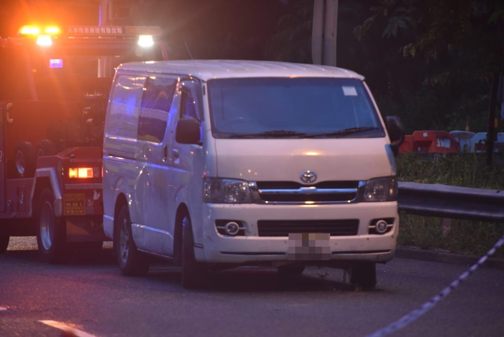 涉事客貨車其後被拖走。楊偉亨攝
