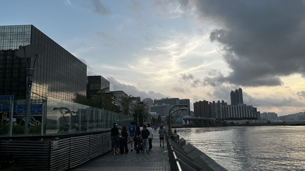 本港地區今日部分時間有陽光，局部地區有驟雨。蔡楚輝攝
