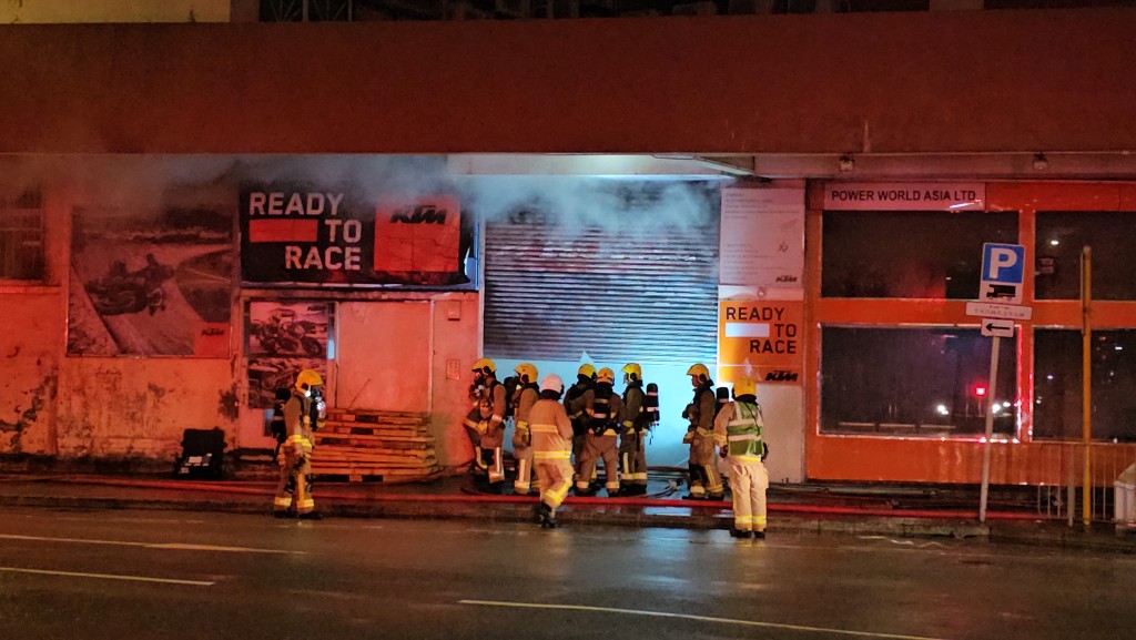 新蒲岗四美街一间车房起火冒烟。