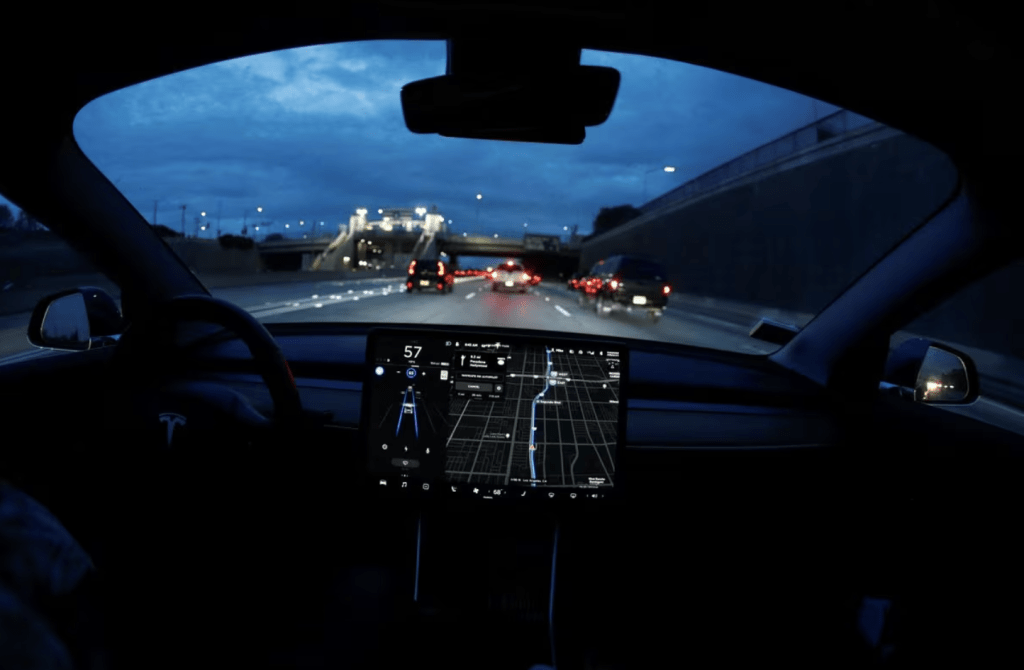 2019 年 3 月 20 日，美国加州洛杉矶，一辆 Model 3 特斯拉汽车利用自动驾驶功能在早上高峰时段行驶。路透社