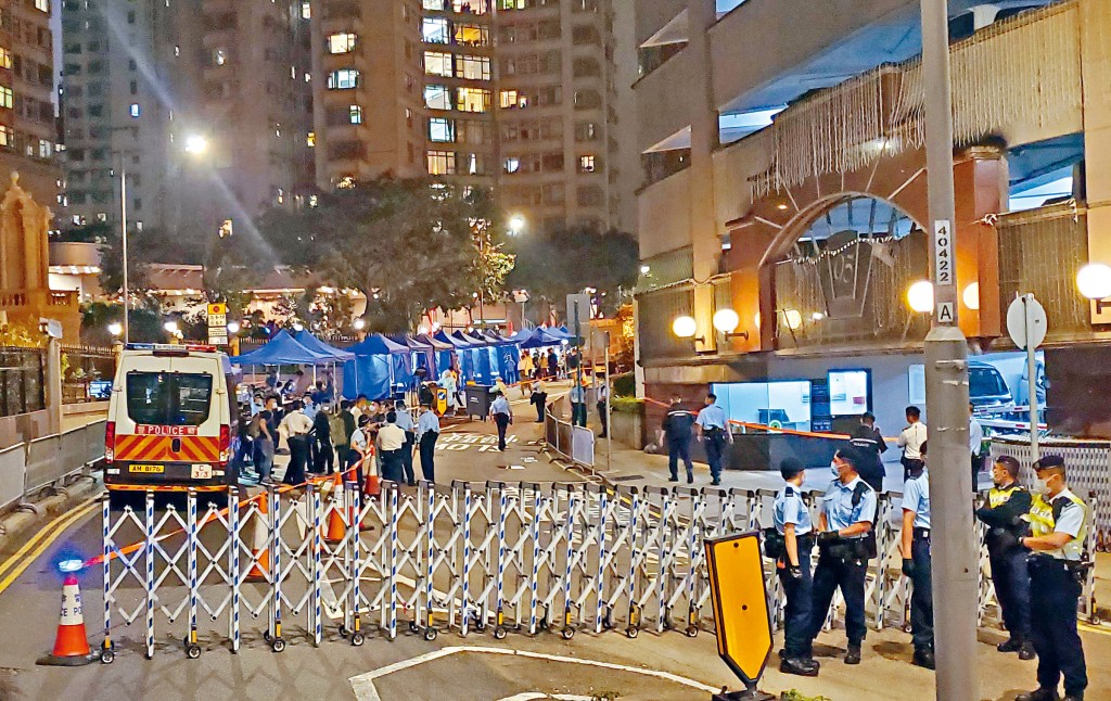 ■由於中上環有不少染疫個案，羅便臣道兩屋苑昨夜遭封鎖進行強檢。