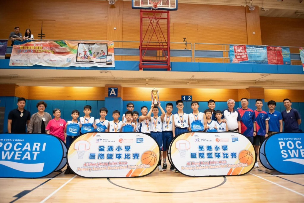 香港培正小學男籃高舉全港賽冠軍獎盃。