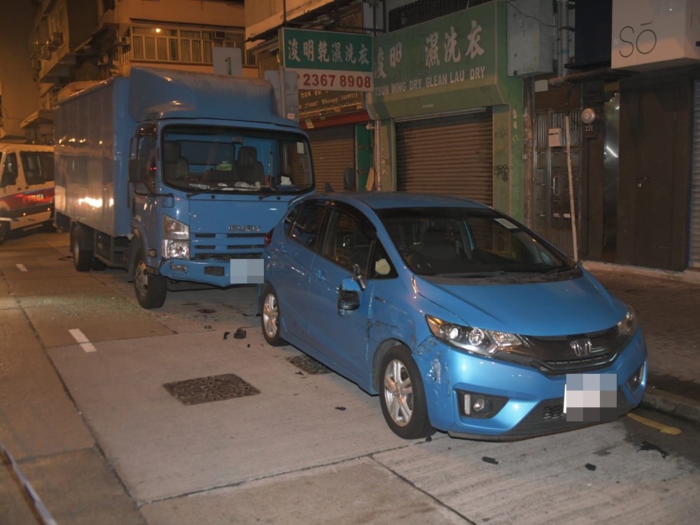 路旁私家車及貨車被撞。