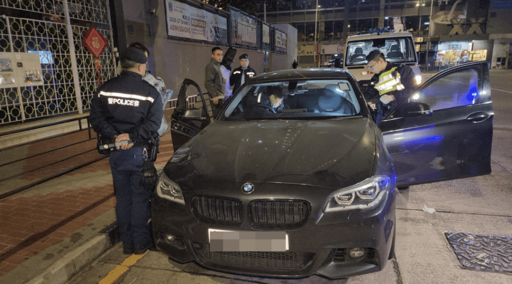 警員在一輛寶馬房車內搜獲大批偽裝成流動充電器的毒品，當場拘捕台灣籍男司機。黎志偉攝