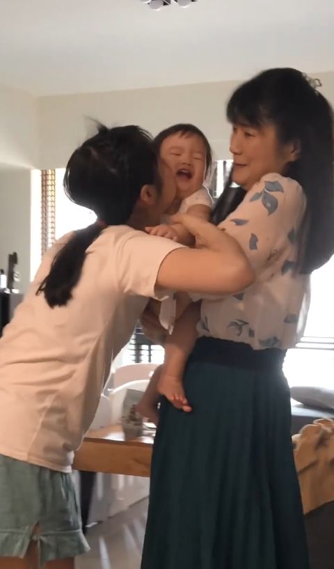 三代同堂玩樂。