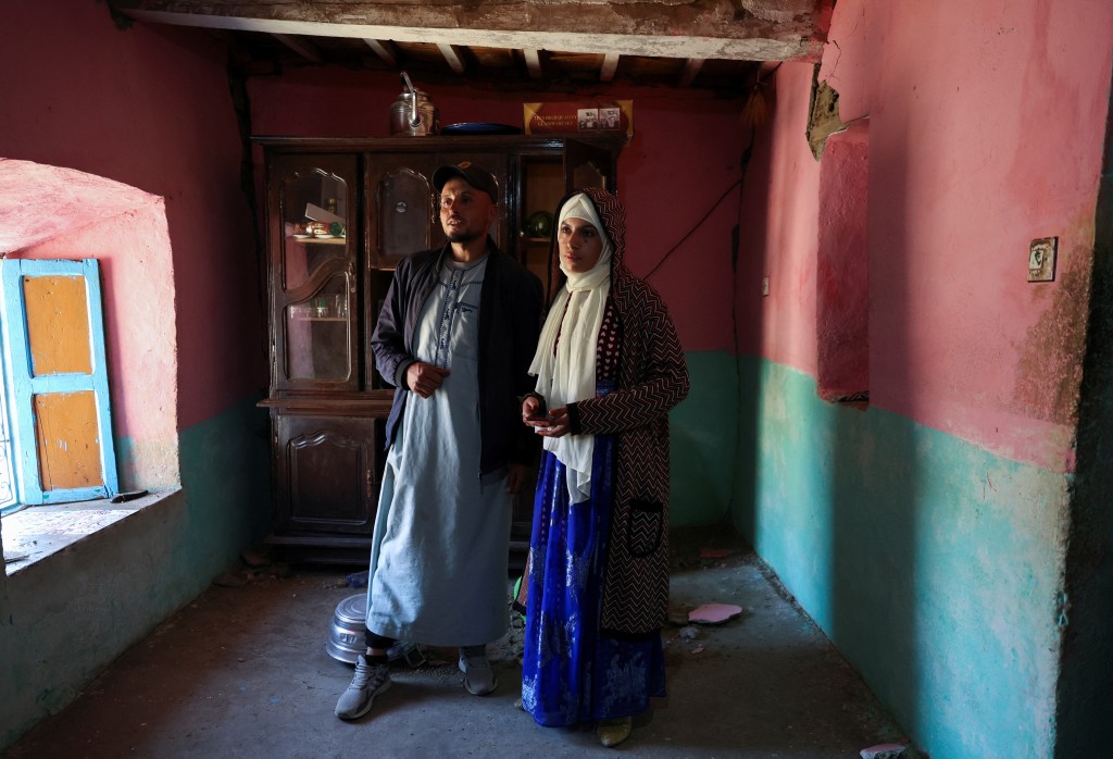 摩洛哥凯图村，新郎布拉德与妻子阿吉迪尔站在他们地震后受损的房子里。路透社