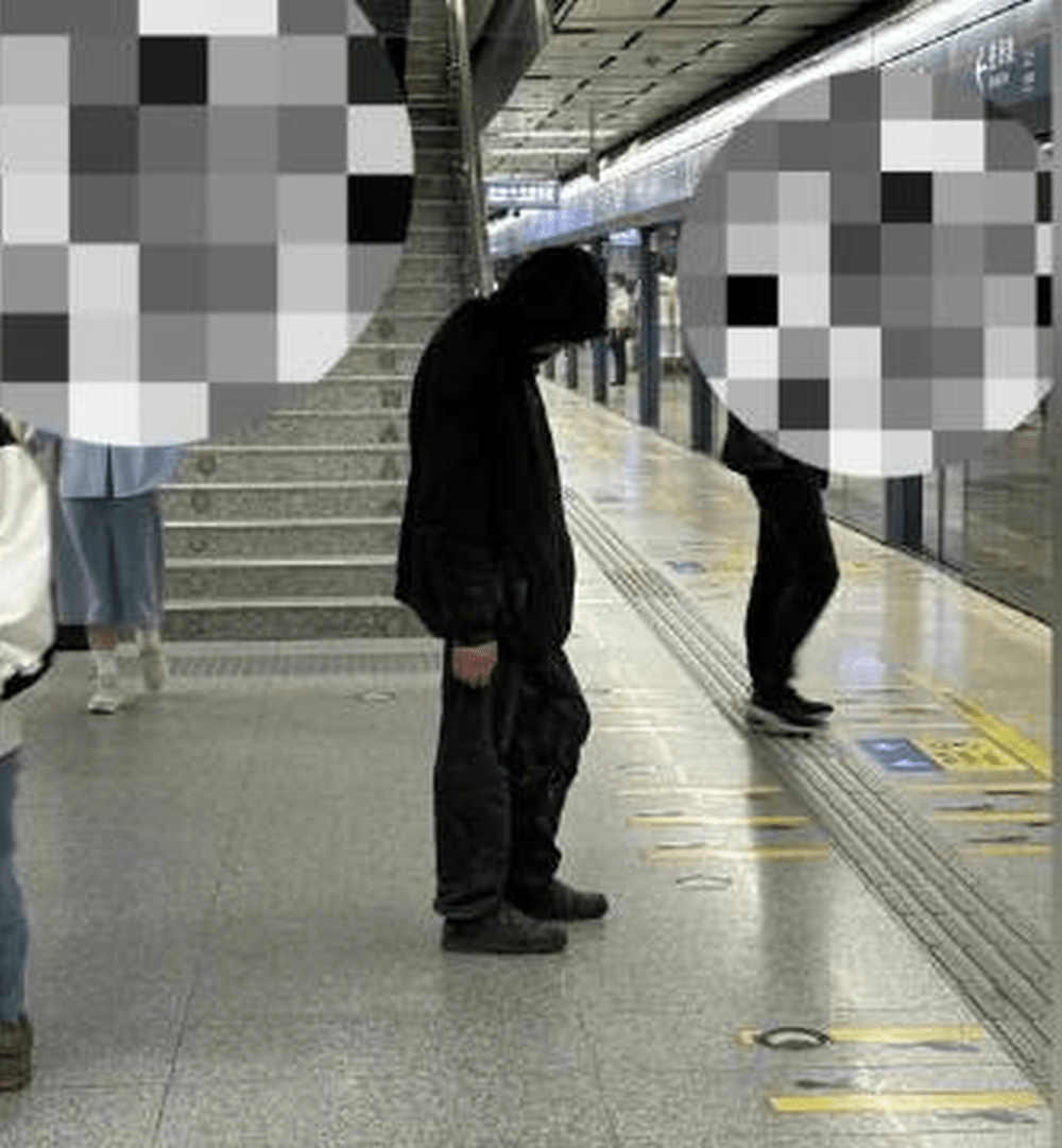 網民反映「神秘黑衣怪客」經常在西安地鐵出沒。