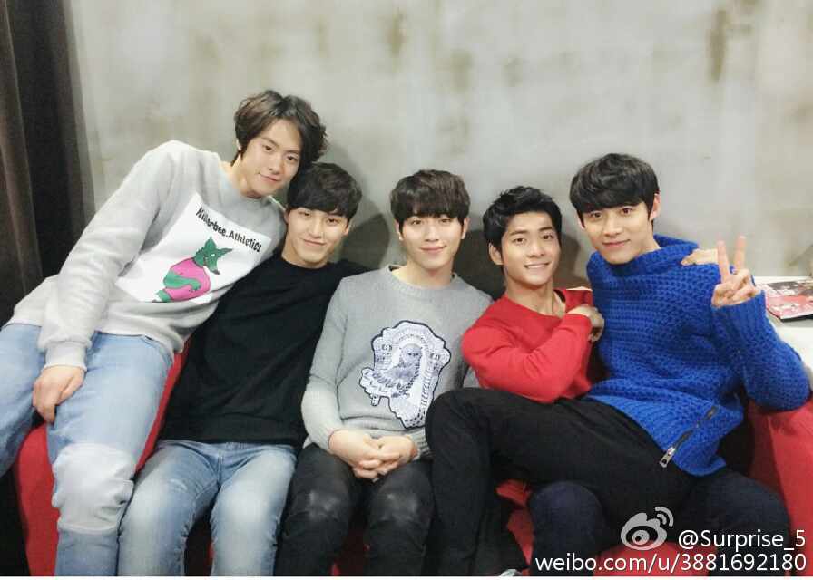 孔明（左一）與徐康俊（中）曾所屬演員團體5urprise。