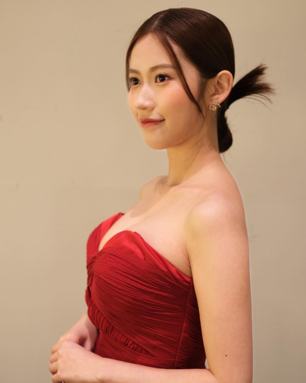 波波黃婧靈憑節目《冇人性教育》成為TVB新一代性女。