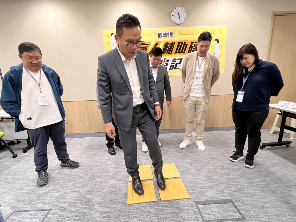 陳恒鑌試行輔助視障人士行走的「觸覺磚」。郭詠欣攝