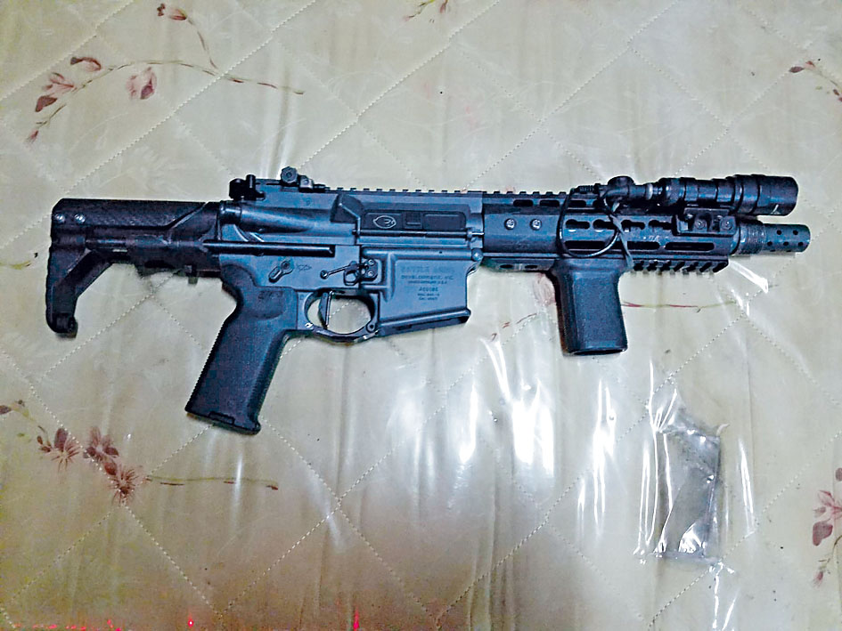 一名曾任空中少爺的軍械發燒友，三年前從網上購物平台購入槍械寄港。