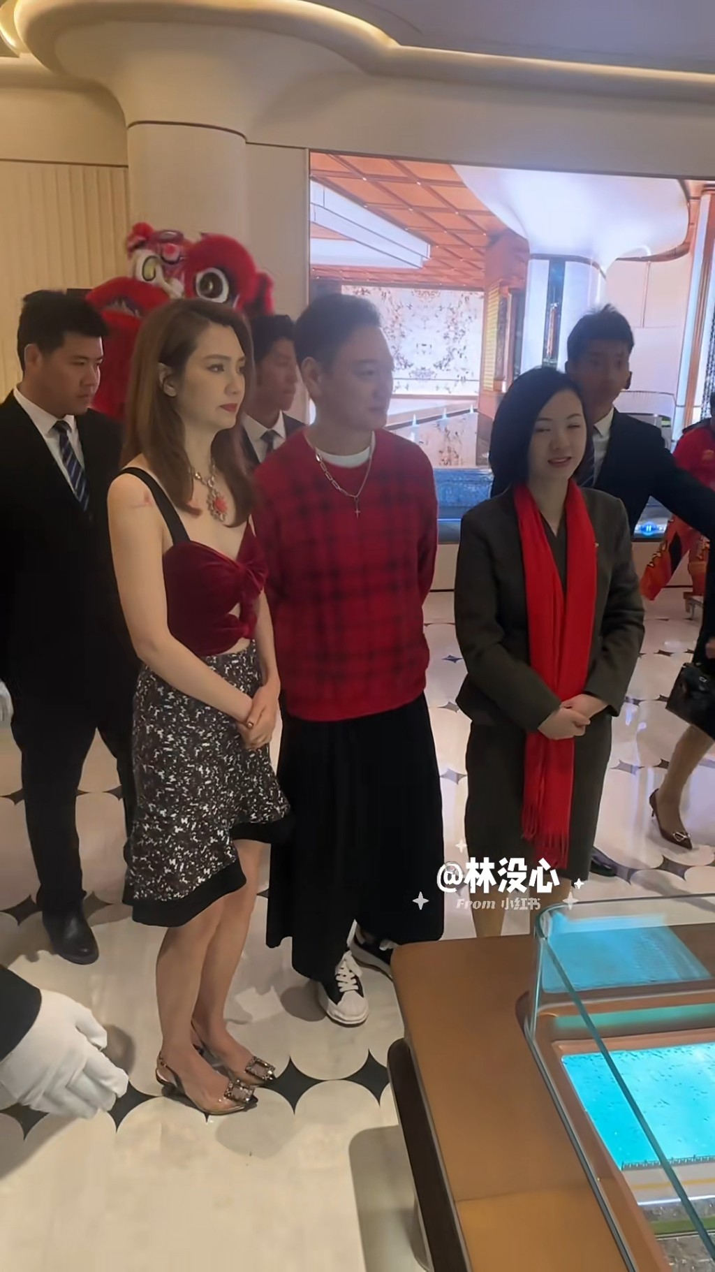 洪欣以性感戰衣上陣。