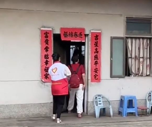 女游客硬闯全红婵老家住所。