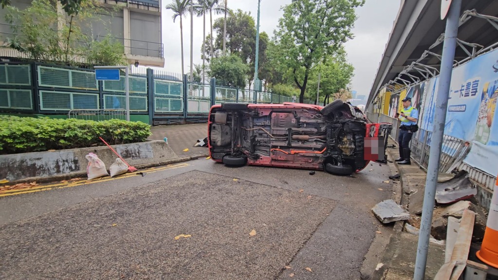 的士失控自炒,撞毁2米栏杆后再翻侧。 的士失控自炒,撞毁2米栏杆后再翻侧。