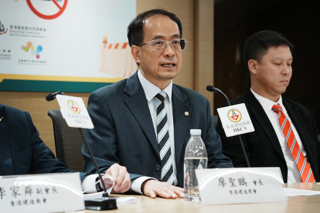 香港建造商會會長廖聖鵬表示,現時社會對於地盤全面禁煙有共識,相信政府推出法例,有助日後地盤內禁煙更有理據。 香港建造商會會長廖聖鵬表示,現時社會對於地盤全面禁煙有共識,相信政府推出法例,有助日後地盤內禁煙更有理據。