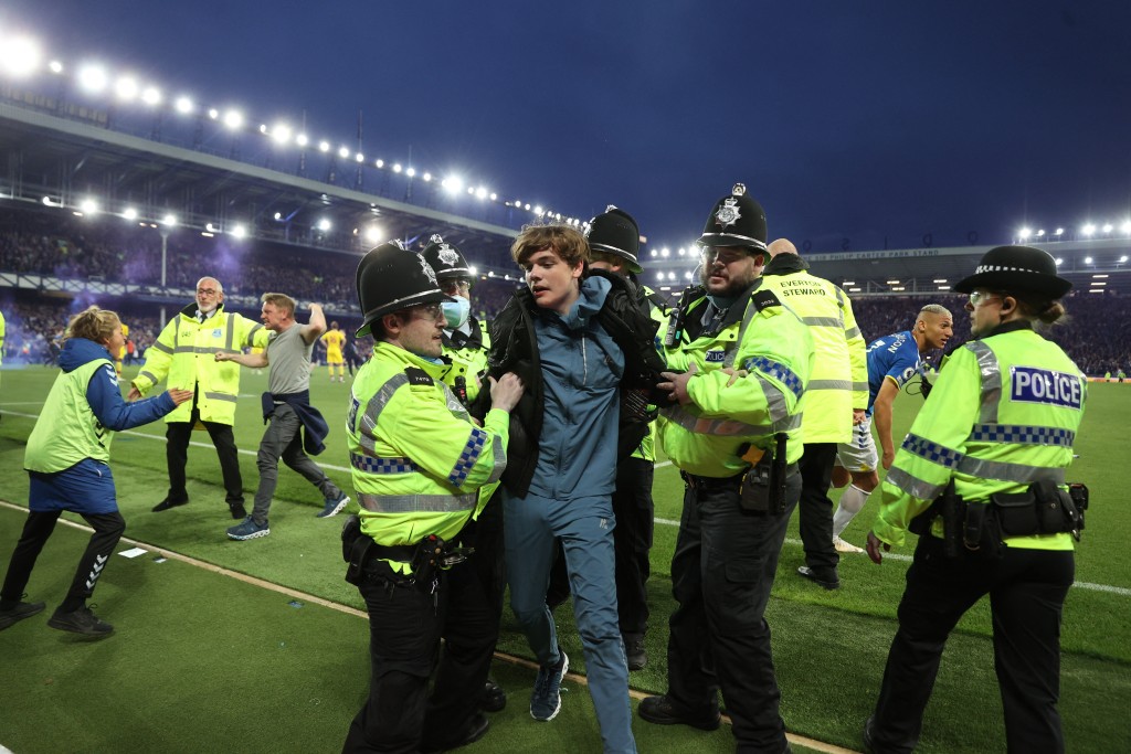 警方拘捕一名行為過激球迷。Reuters