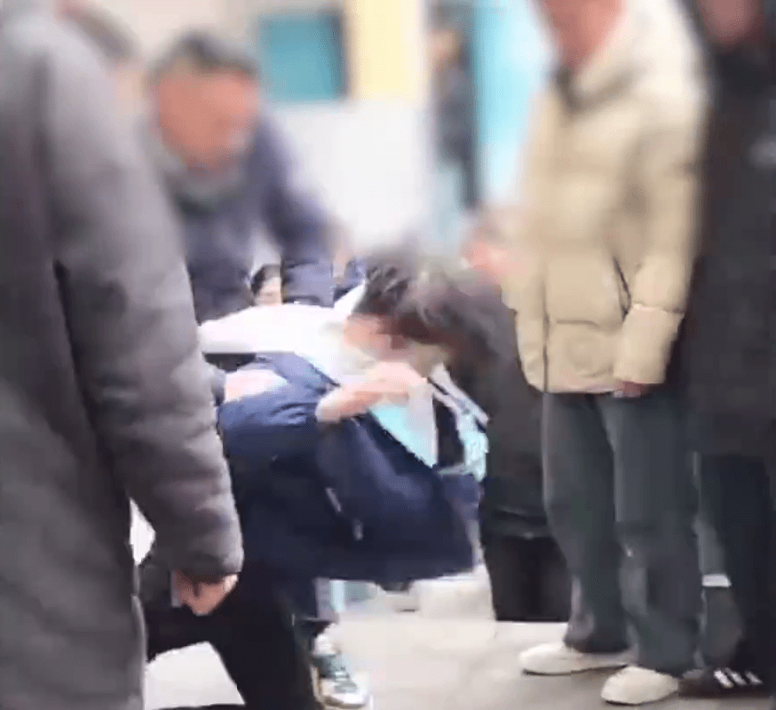 重慶男生被鎖喉、推搡、按地，疑因髮型問題遭老師當眾強行剪髮。