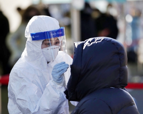 南韓單日新增926宗新冠肺炎確診個案,相隔6天降至1,000宗以下。AP圖片