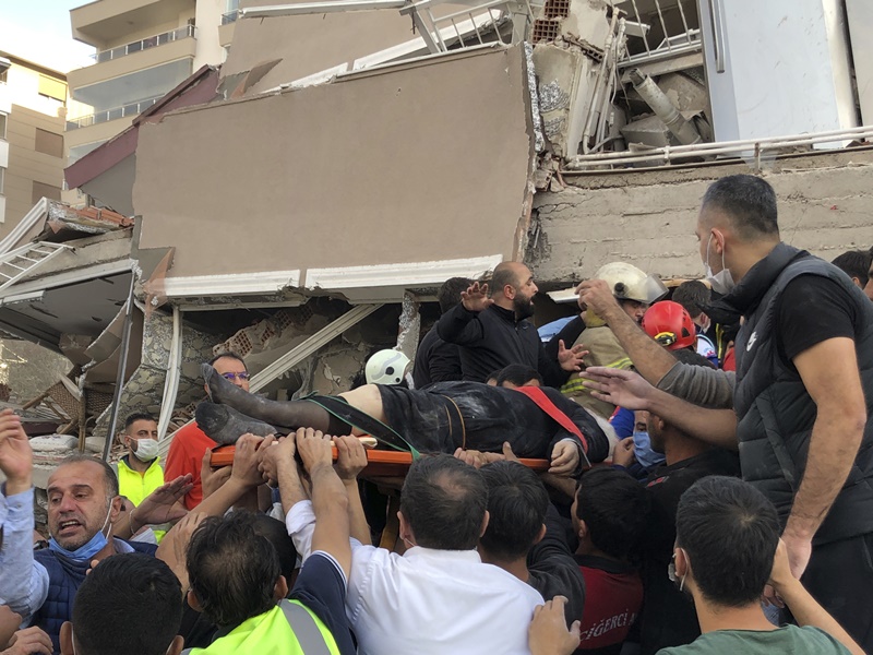 地震导致近800人受伤。AP