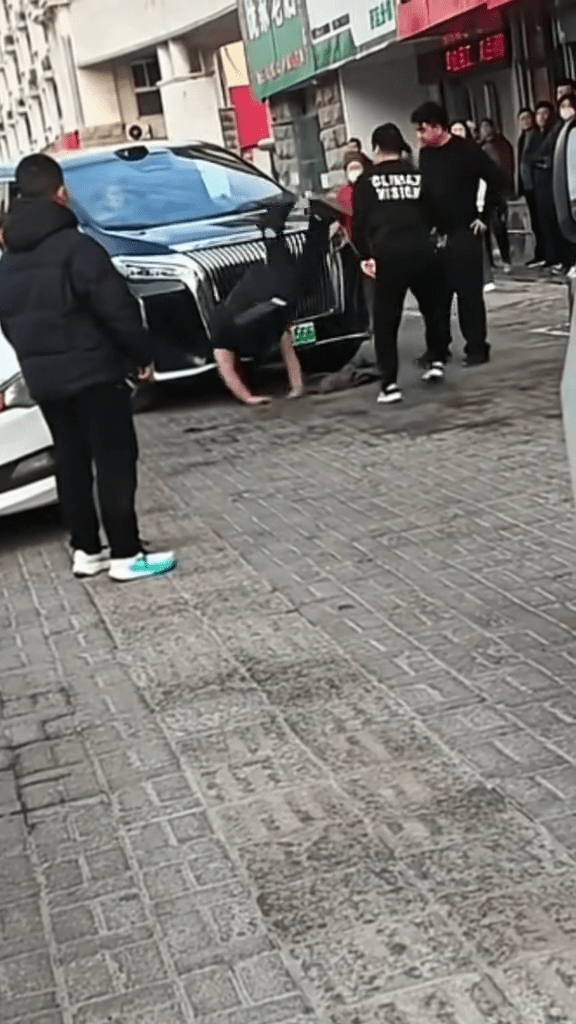 争路爆冲突情绪失控，河南汉“飞身插水式头槌”狂撼对方车头。