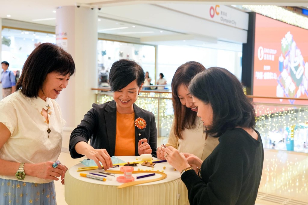 親身嘗試製作紙藝。何永賢fb